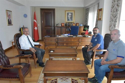 Efes Fabrikasının eski Müdürü Recep KILIÇ ve yeni Müdürü İbrahim AYASULU'nun Kaymakamımızı ziyareti.